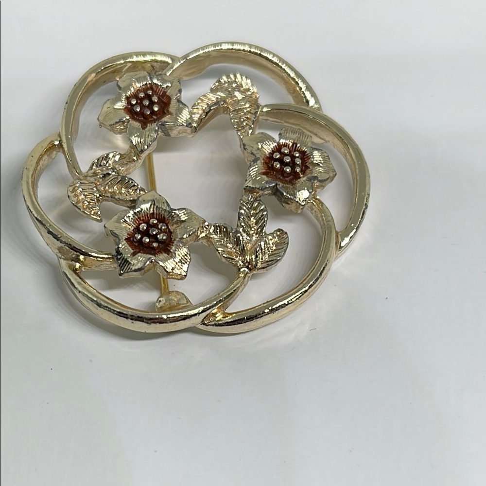 Sarah Coventry circa 1975 Elegant Gold tone  Floral Brooch pin - Picture 2 of 10